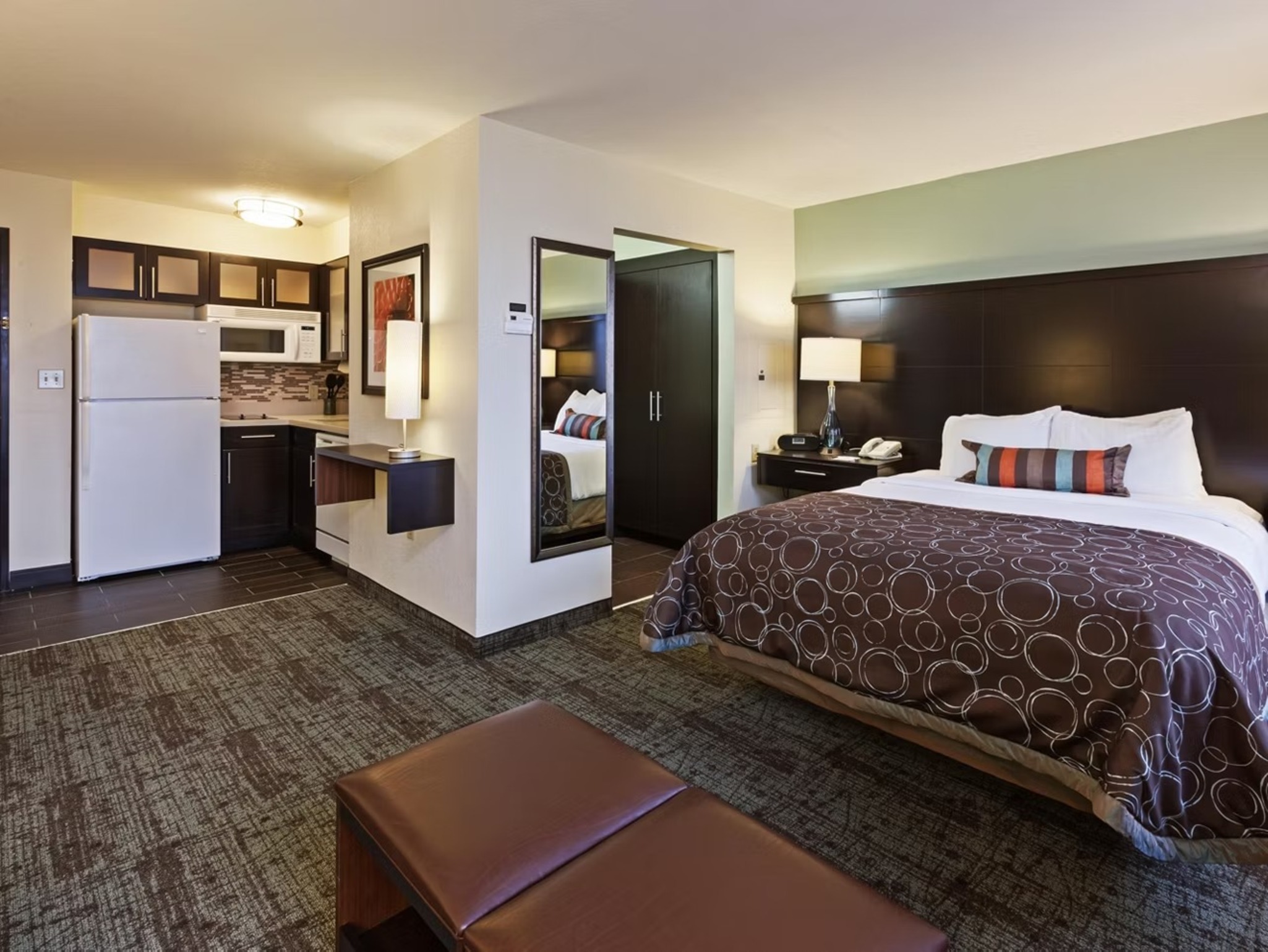 Studio, Queen Bed