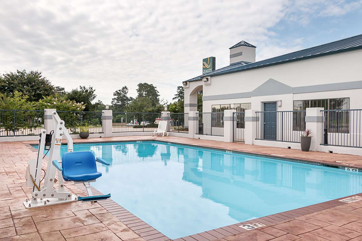 Quality Inn Carthage, TX 7/36