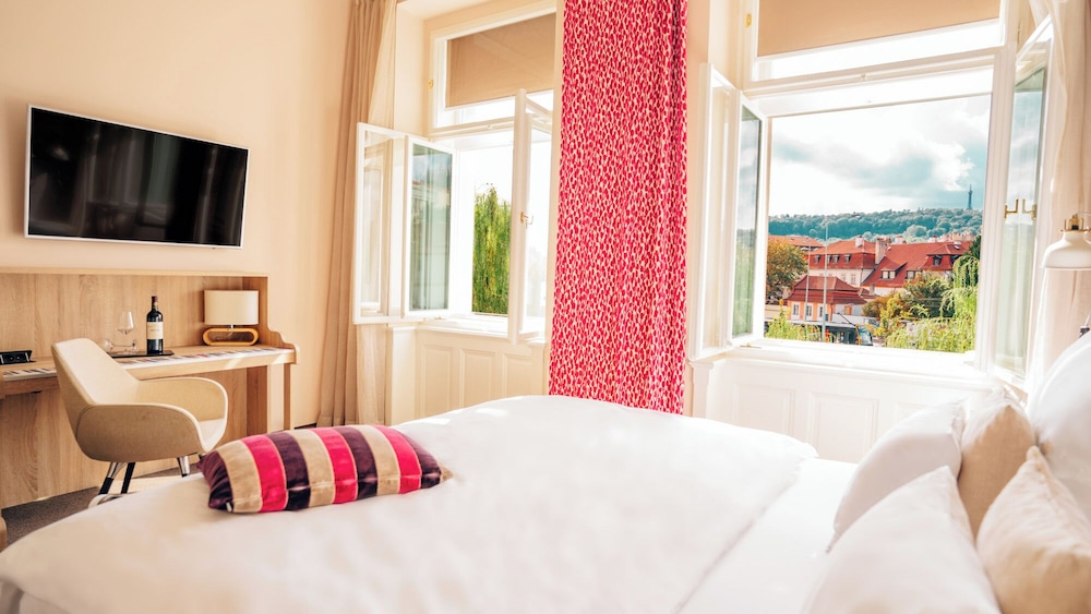 DELUXE, DOUBLE BED