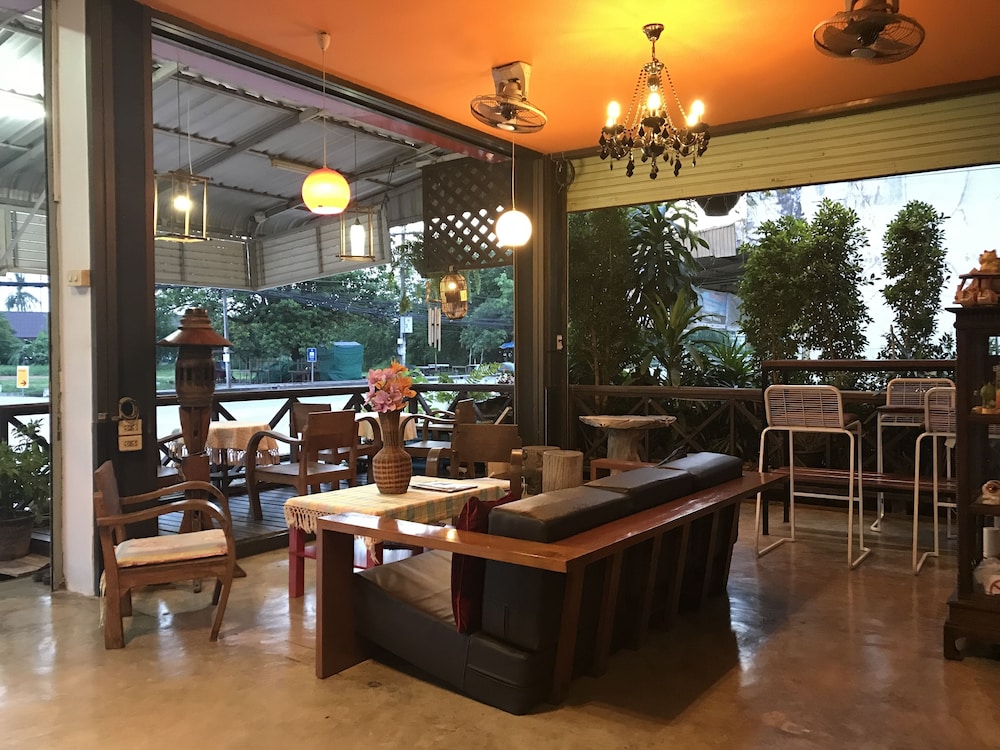 Ez House & Cafe 53/67
