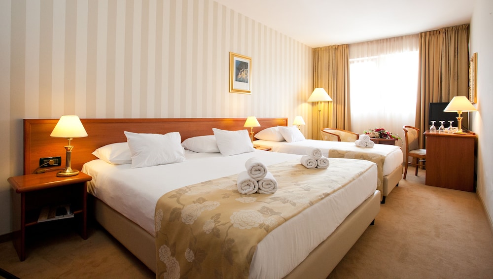 1 BEDROOM, STANDARD, TRIPLE