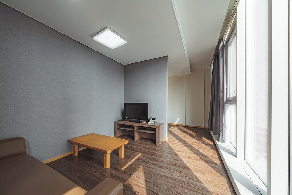 Brown Suites Sinchon Central 41/48