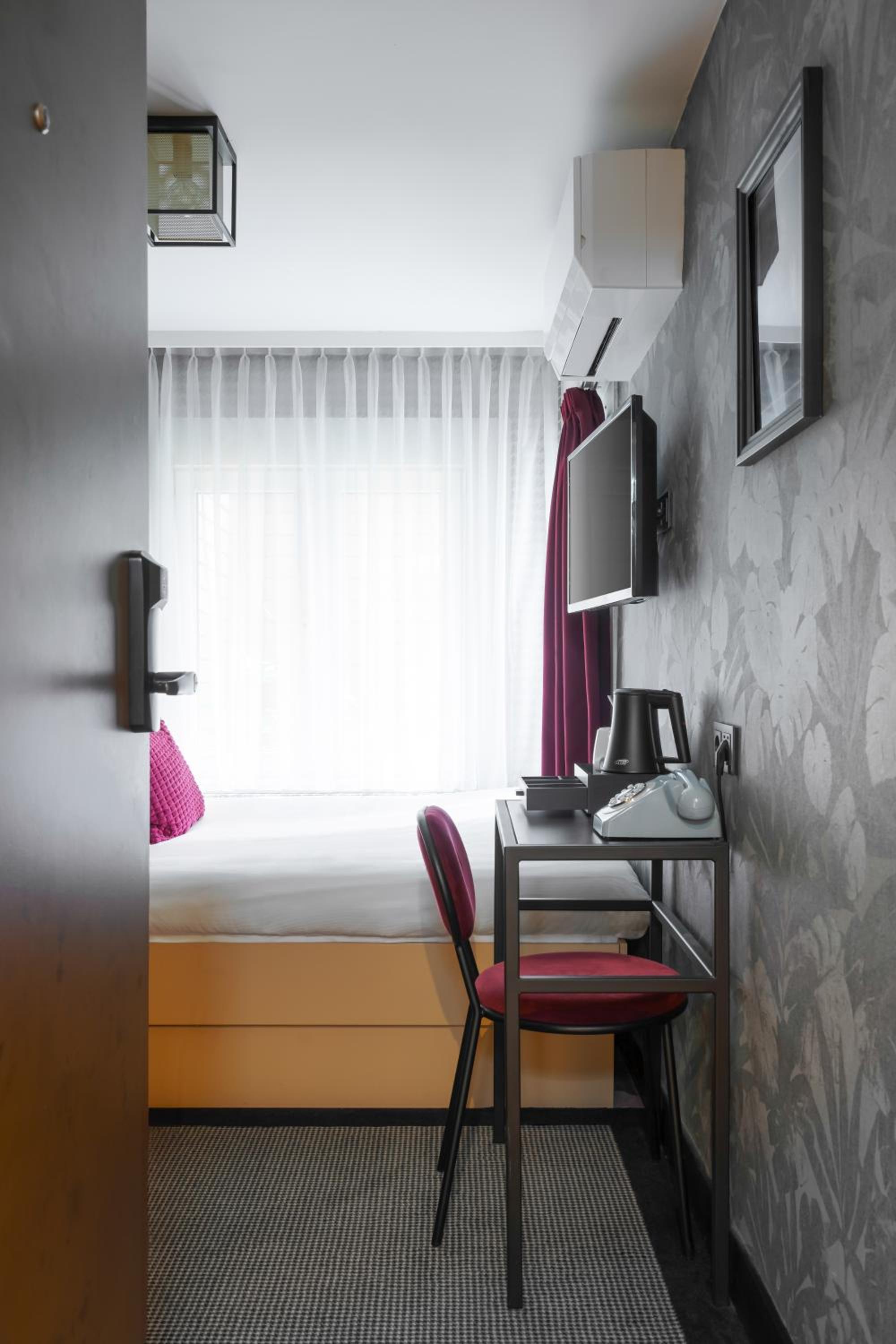 Semi Basement, Small Double, Beach Street View