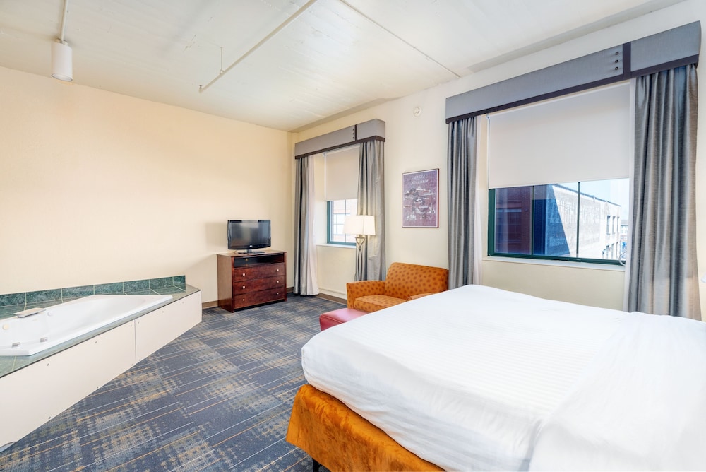 The Suites Hotel at Waterfront Plaza 15/50