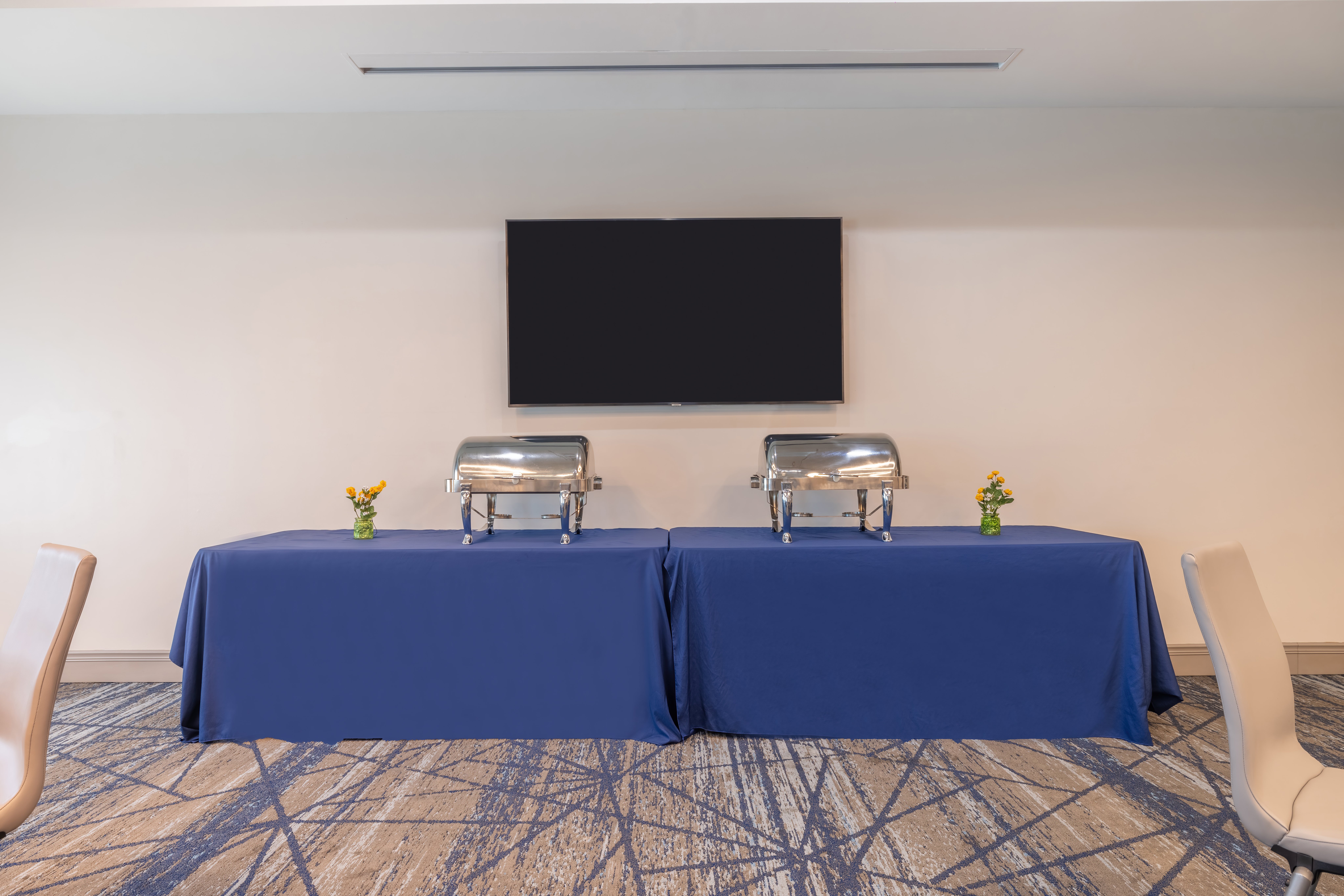 Holiday Inn Express Hotel Suites Kansas City Airport 65/72