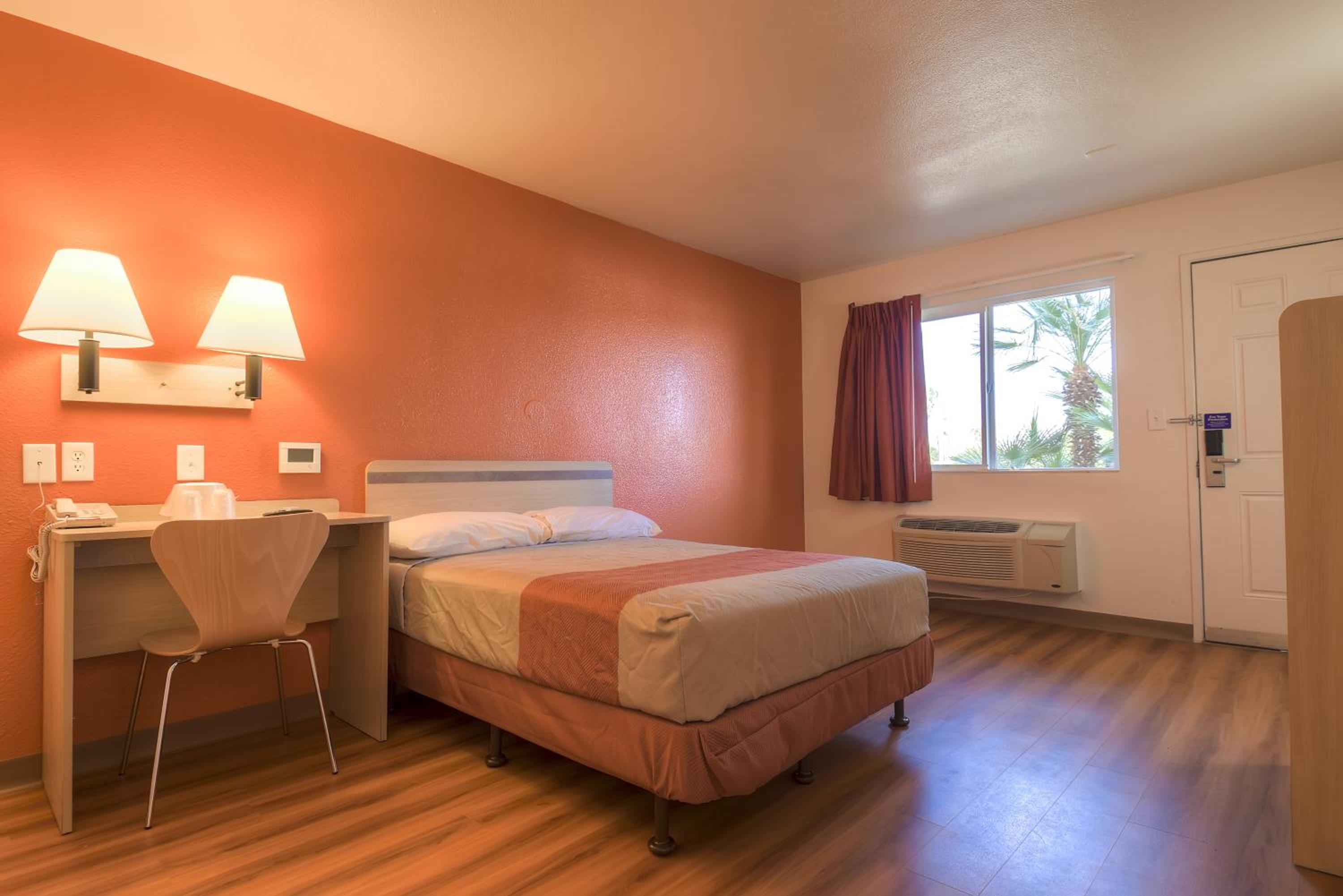 غرفة بسرير كوين، Motel6 Rancho Mirage CA Palm Springs 5/10