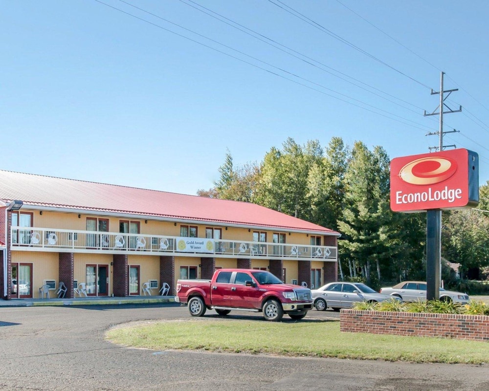 Econo Lodge Cadillac, MI 3/40