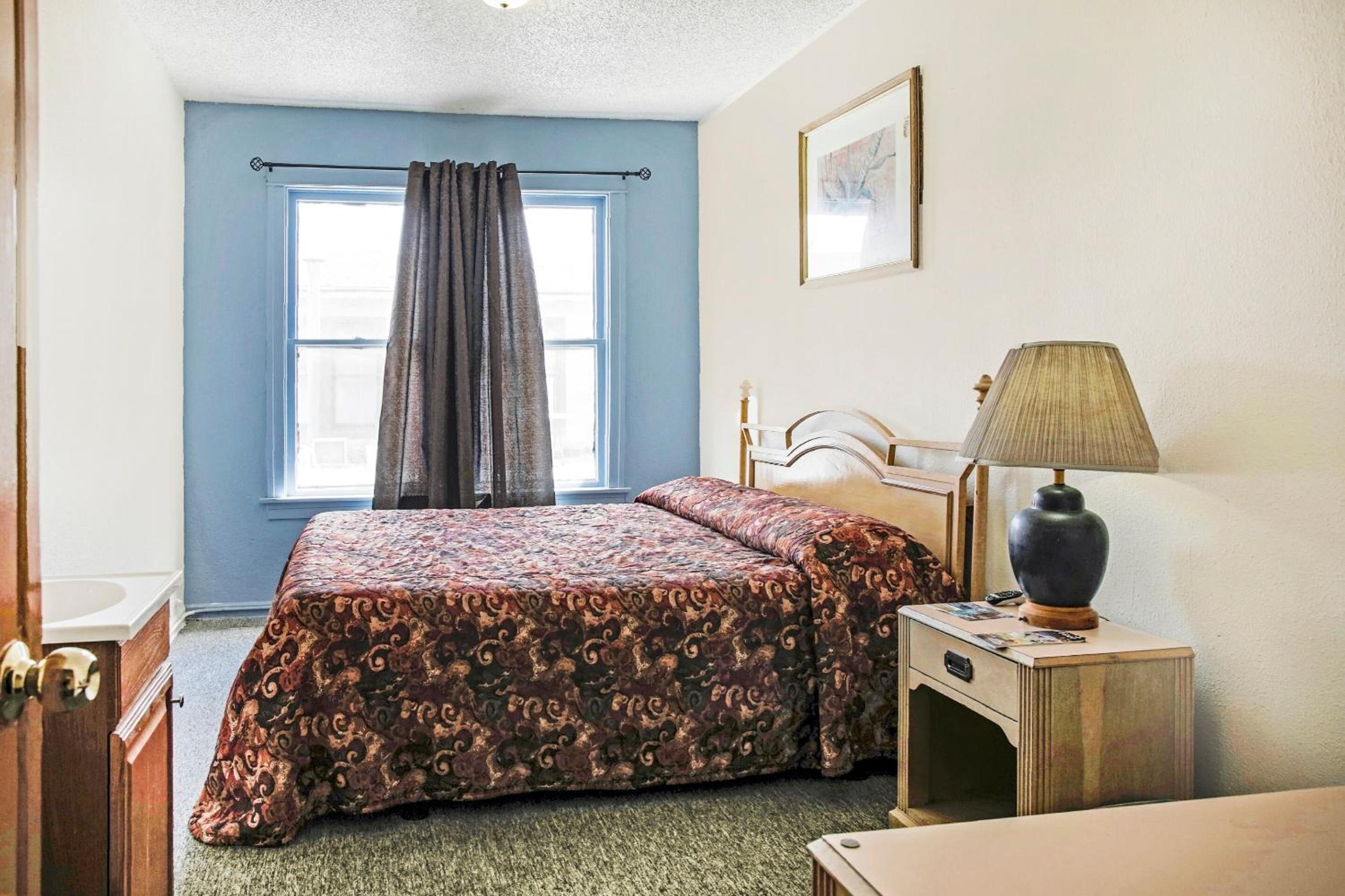 ROOM, KING BED, SHARED BATHROOM
