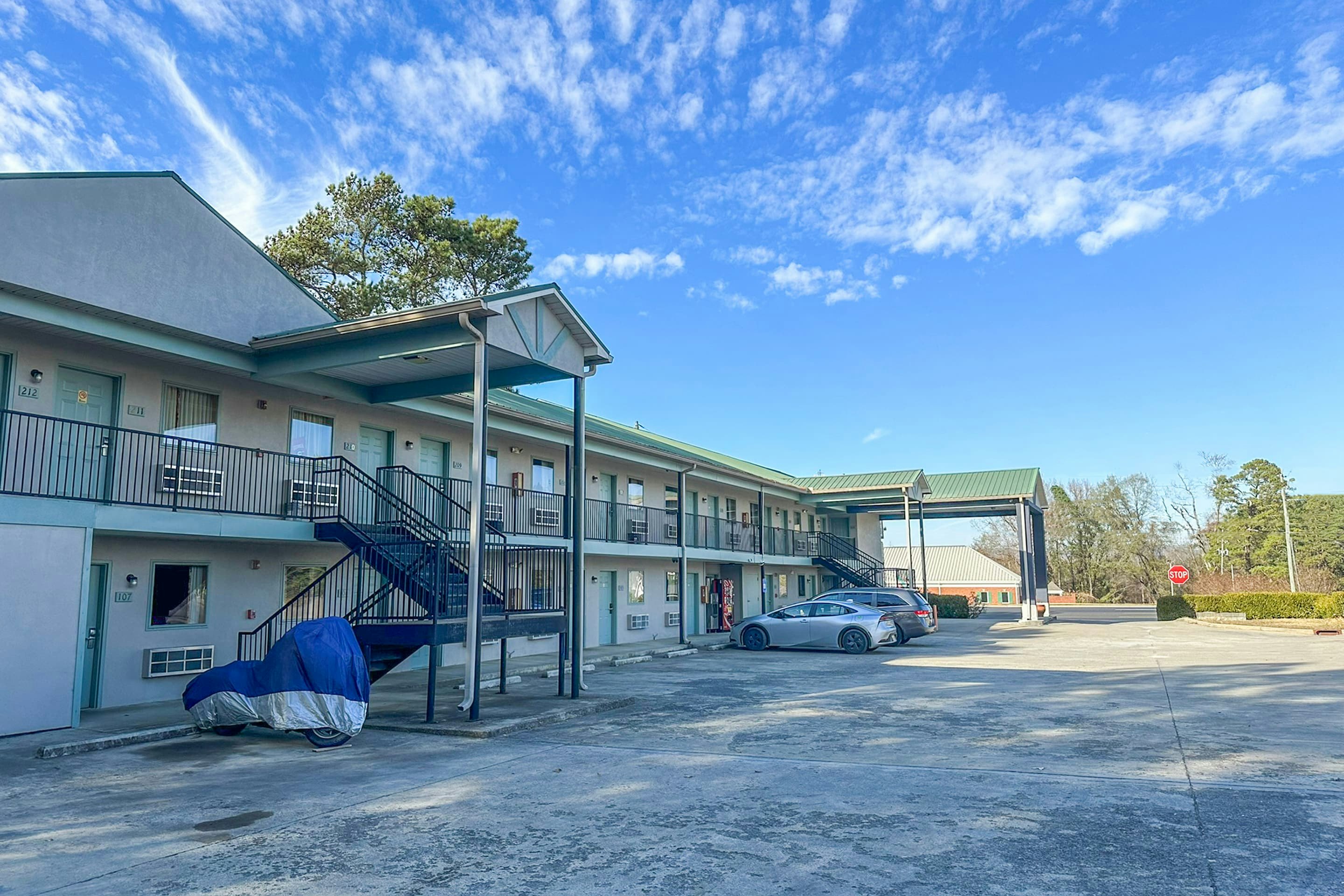 Garden Inn & Suites 16/17