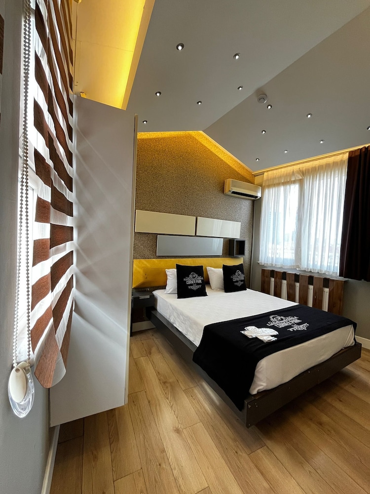 3 BEDROOMS, FAMILY SUITE, SMOKING