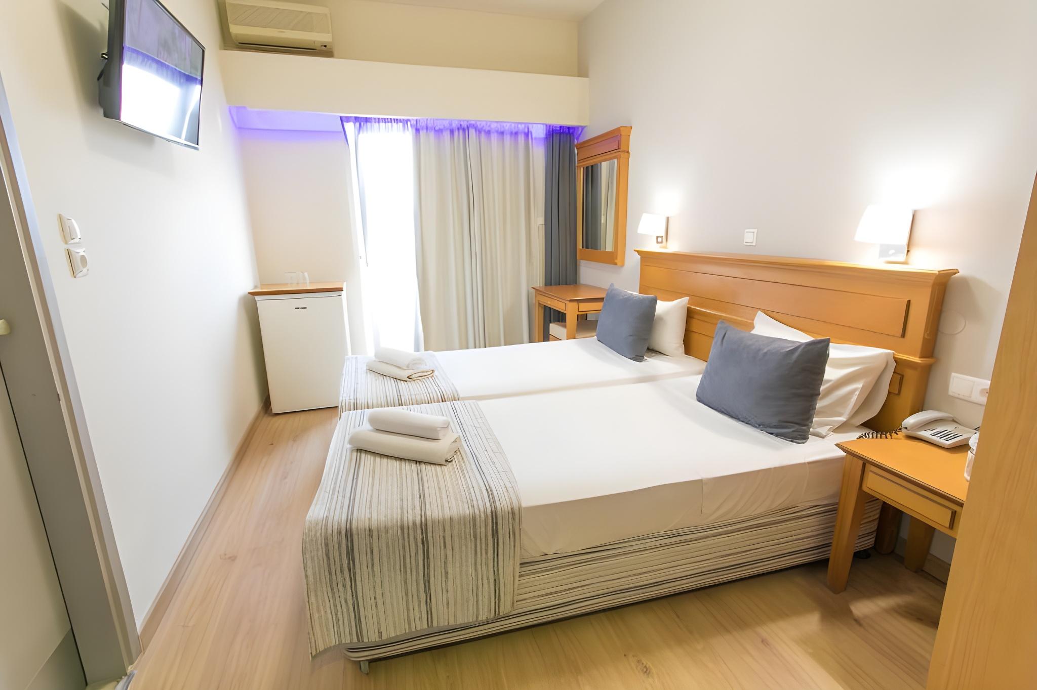 ROOM, DOUBLE OR TWIN BED