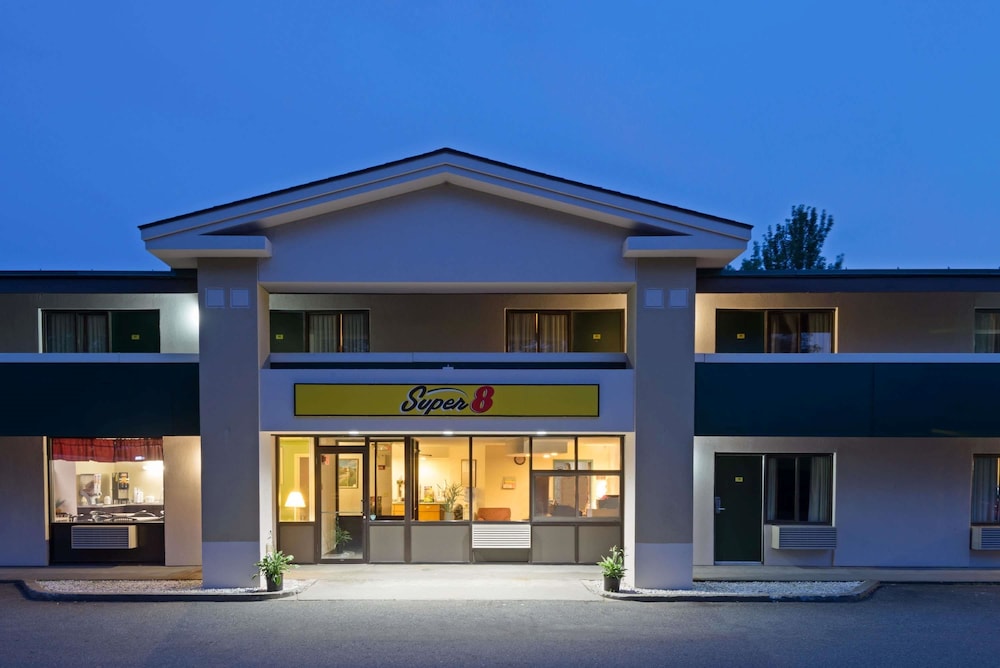 Super 8 by Wyndham White River Junction 3/23