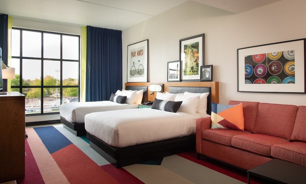 Suite, 2 Queen Beds, Accessible