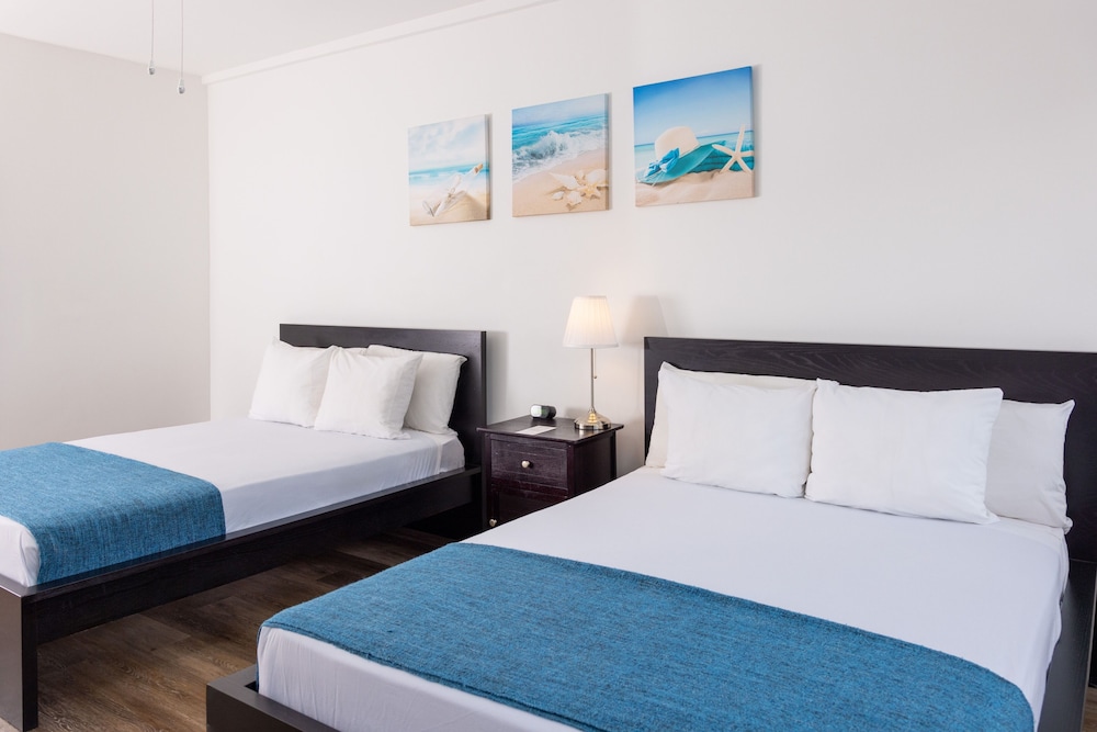 STANDARD, 2 DOUBLE BEDS