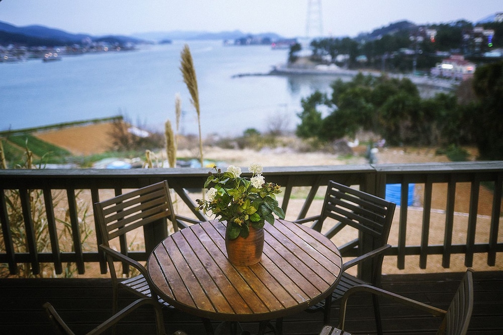 Tongyeong Mongdol House Pension 43/50