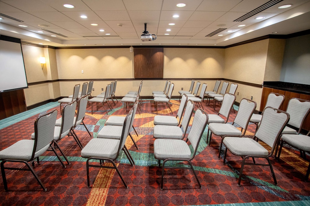 Hilton Garden Inn Bethesda Downtown 55/76