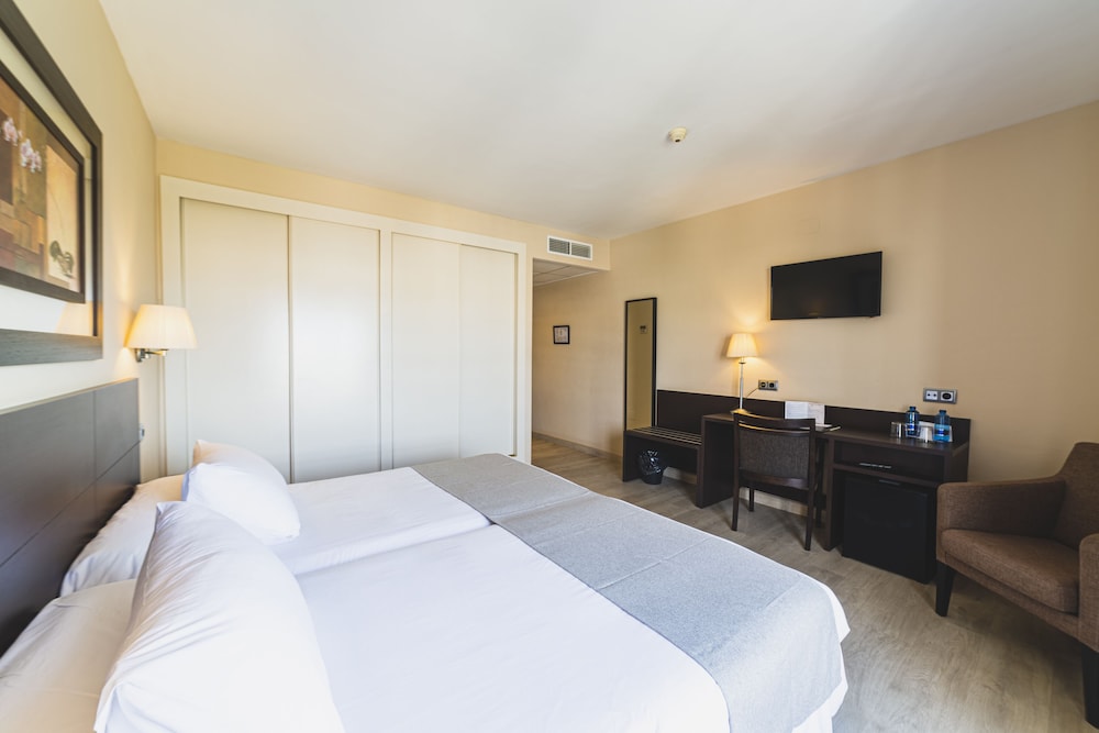 غرفة أساسية مفردة بسرير فردي