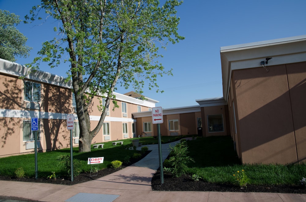 AAshram Hotel by Niagara River 16/23