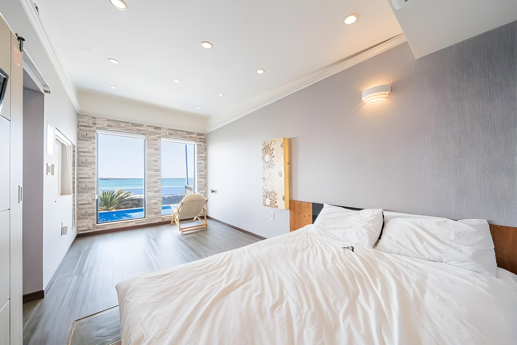 Female Dorm, Mini Pool, Villa, Queen Bed