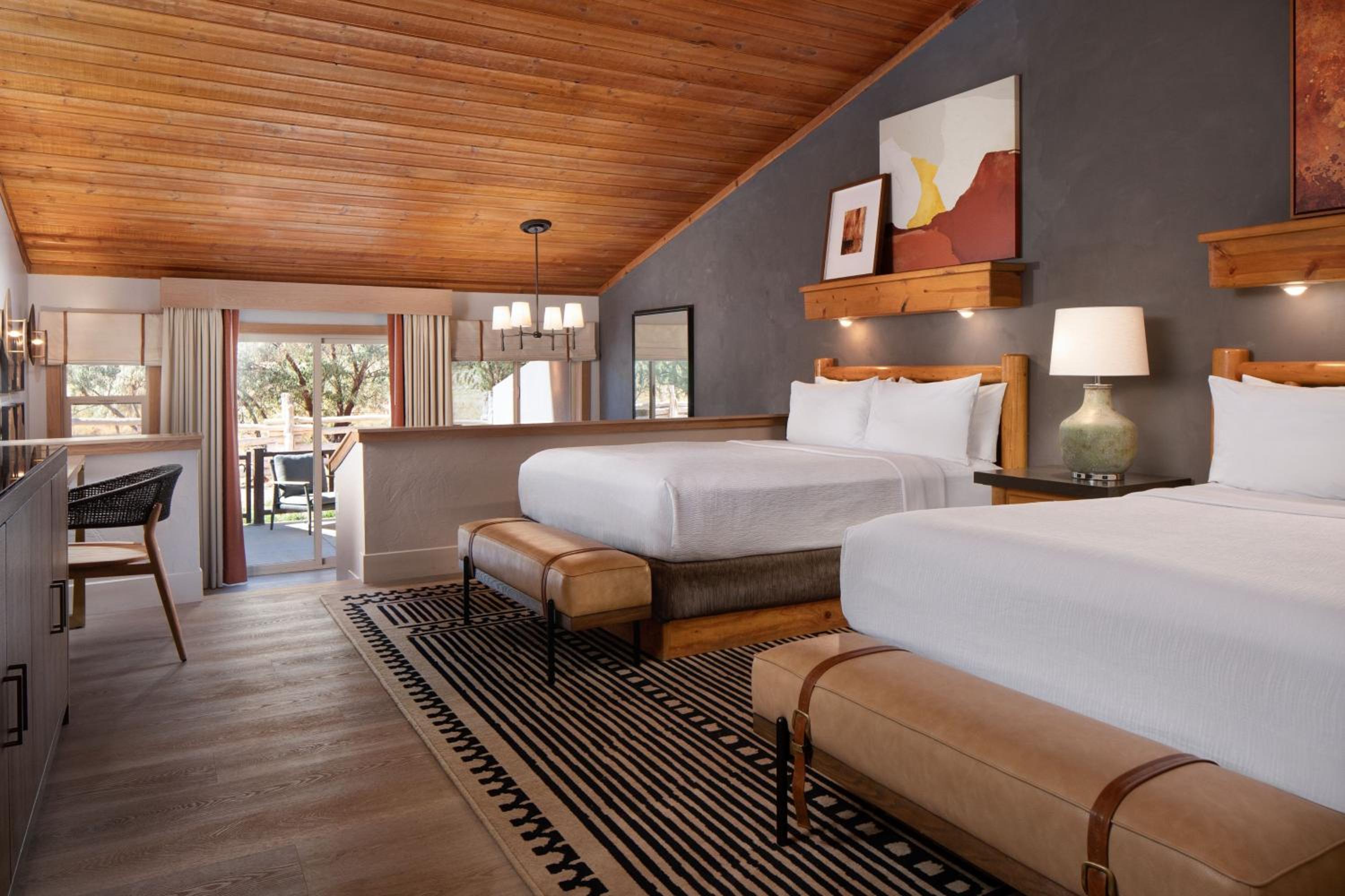 Suite, 2 Queen Beds, Creek Side, Sofa