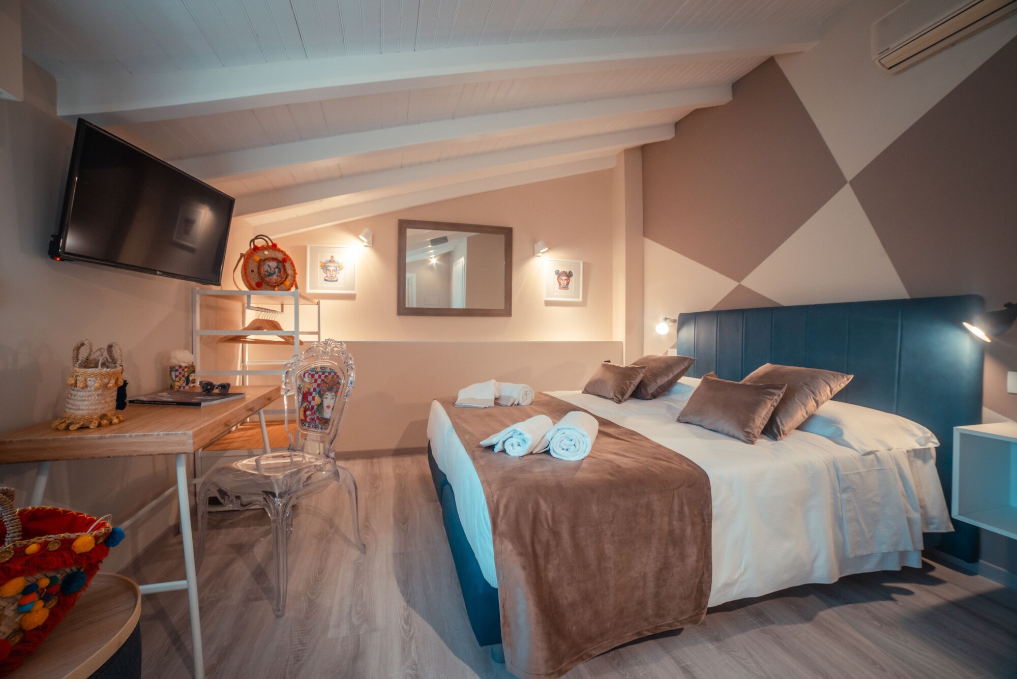 ROOM, DOUBLE BED