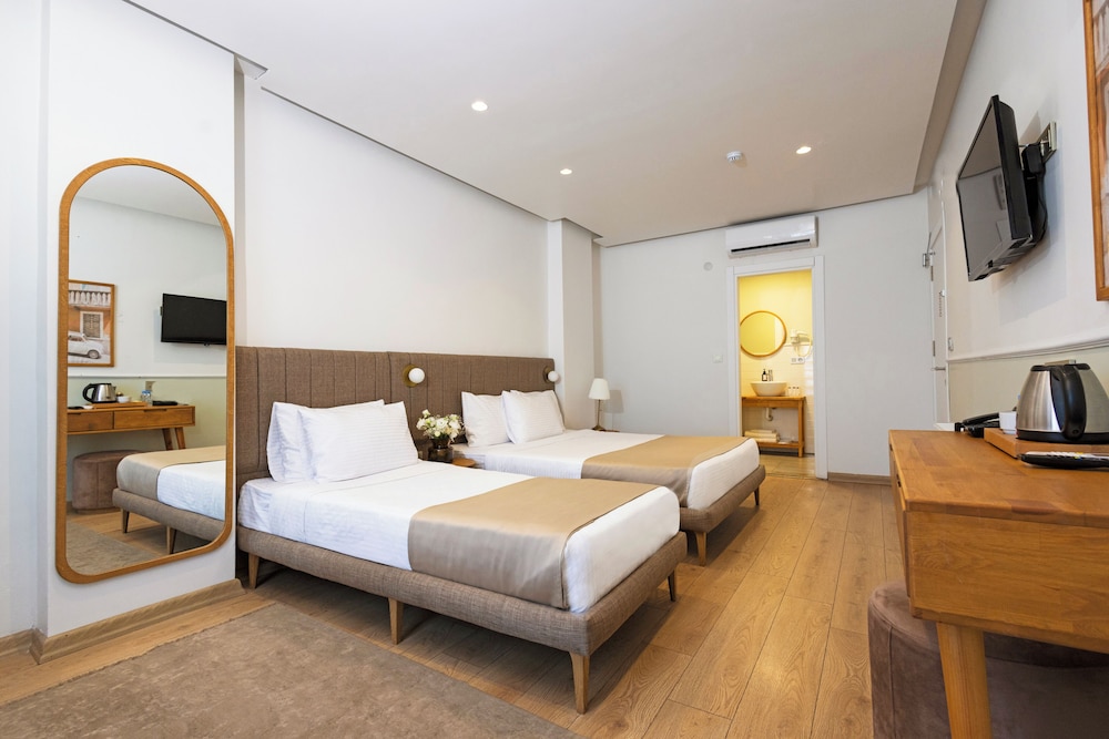 Meshk Airport Hotel 12/50