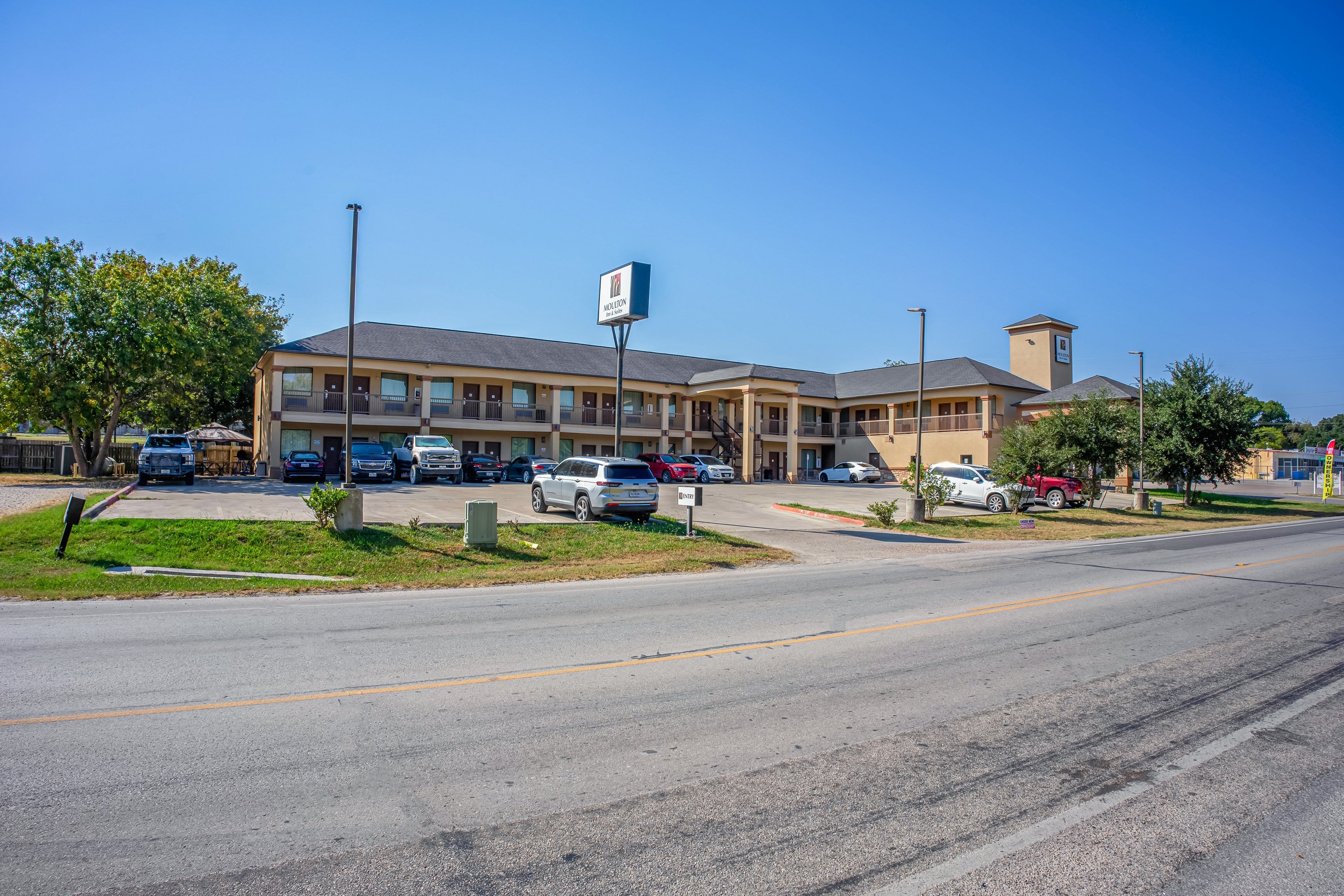 Moulton Inn & Suites By OYO Near Shiner TX 24/29
