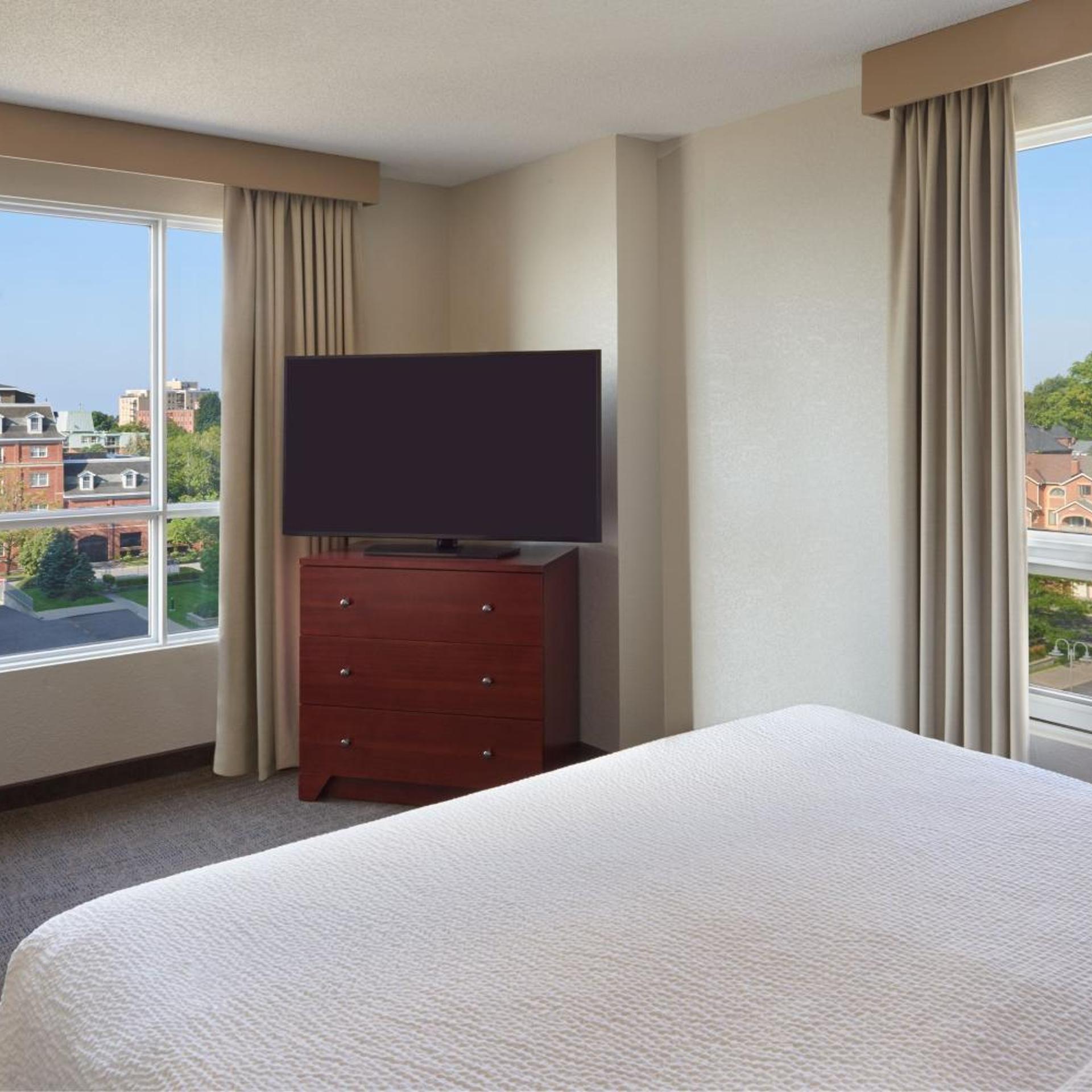 2 Bedrooms, Suite, City View