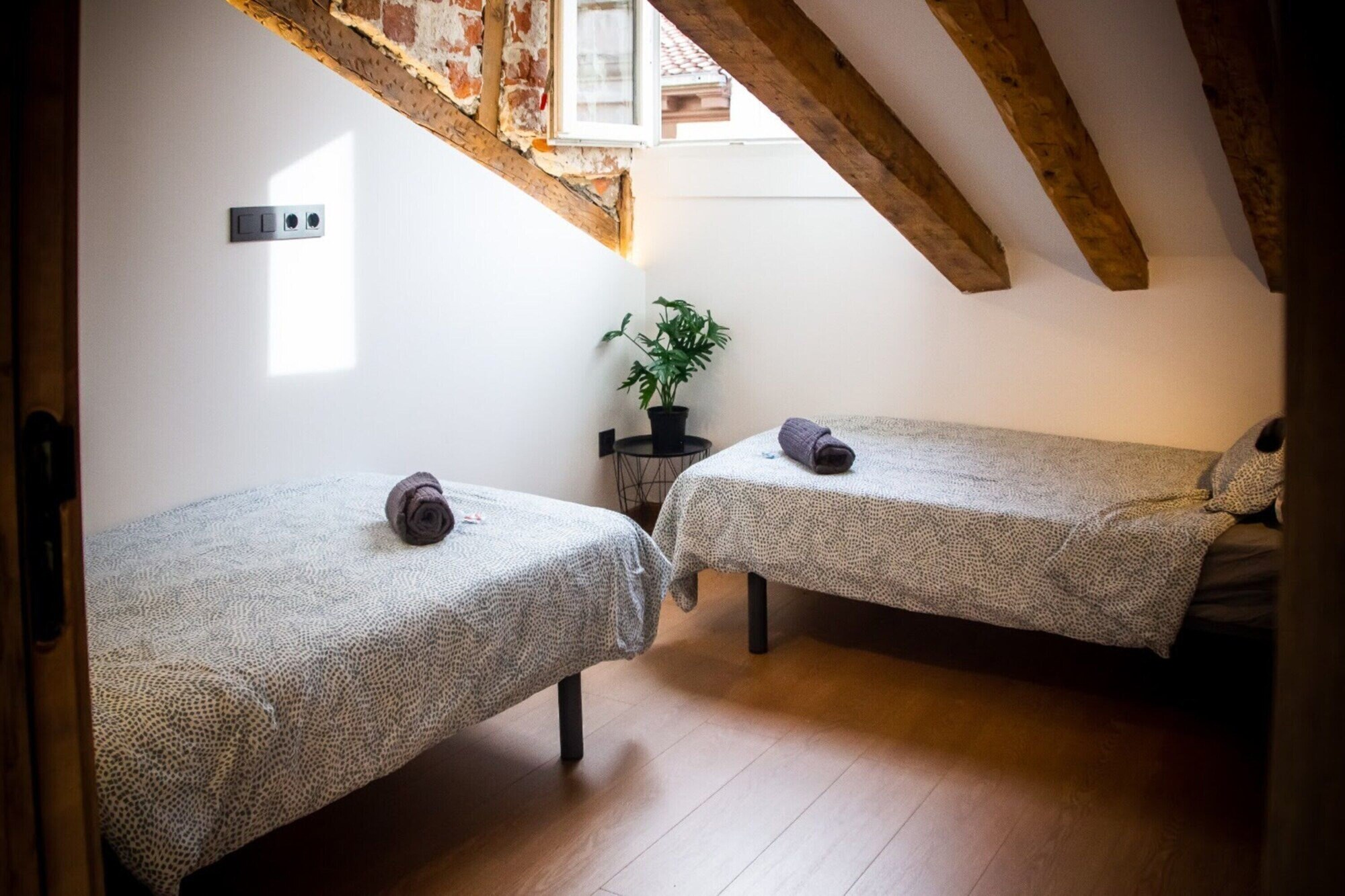 BASIC, TWIN BEDS, SHARED BATHROOM