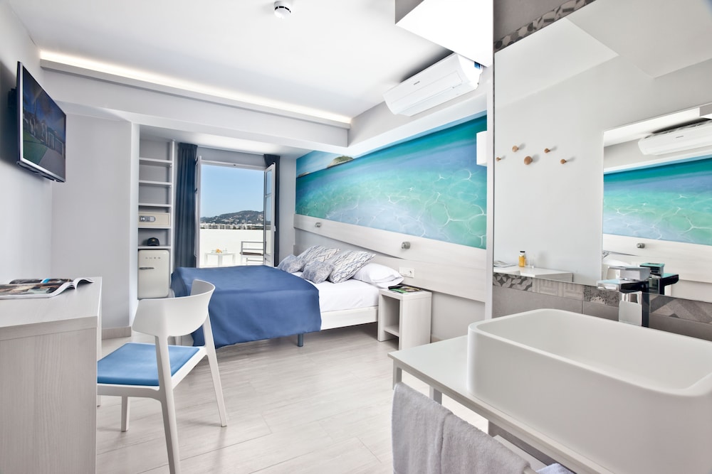 Hotel Ryans La Marina 46/69