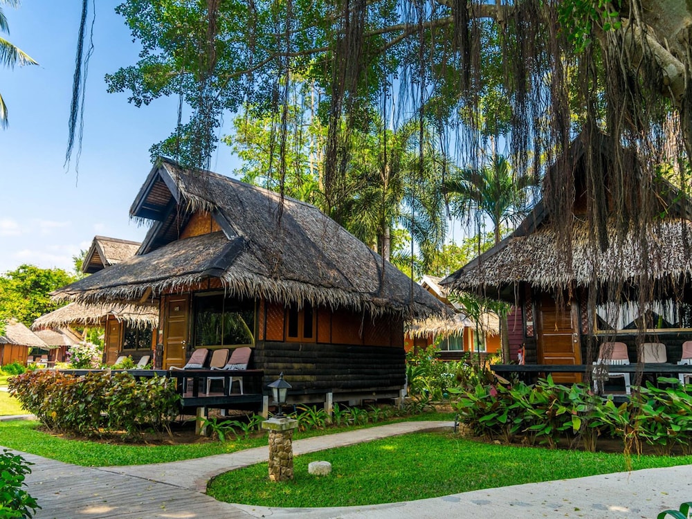 SUNSET VILLAGE BEACH RESORT 4/50