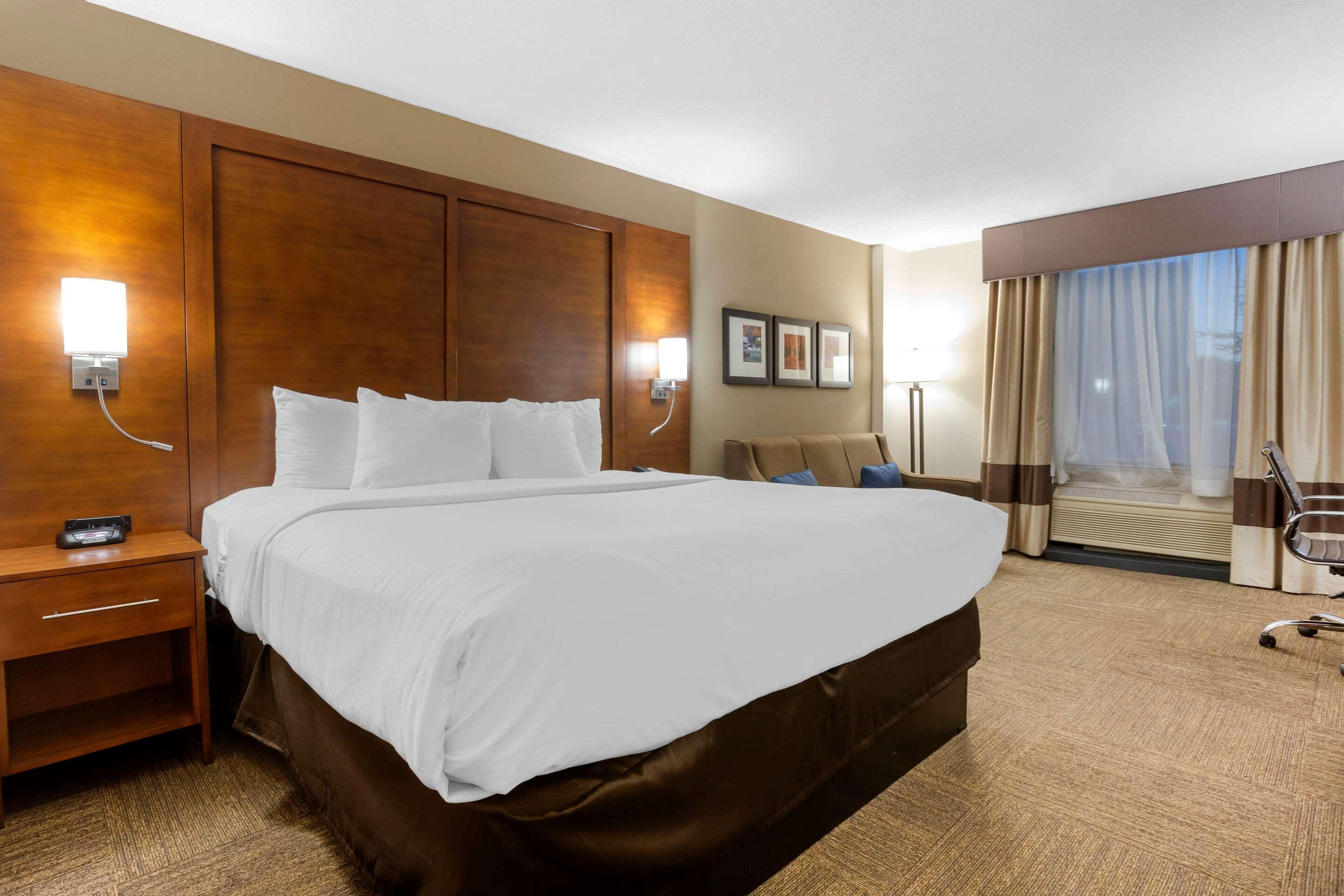 ROOM, KING BED