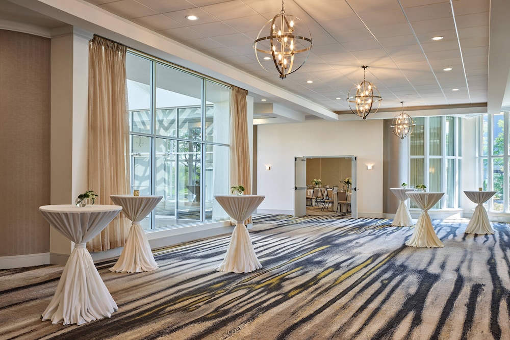 Delta Hotels by Marriott Chicago Willowbrook 13/35