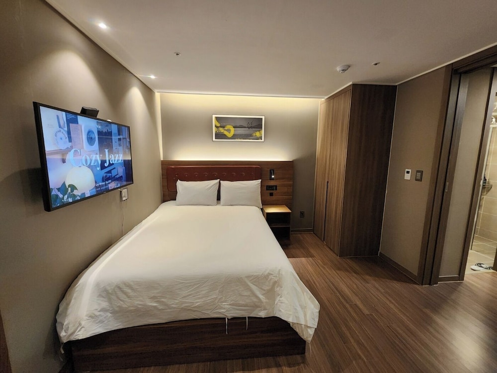 Studio, Futon Bed, 1 Queen and 1 Single Bed, Kitchen