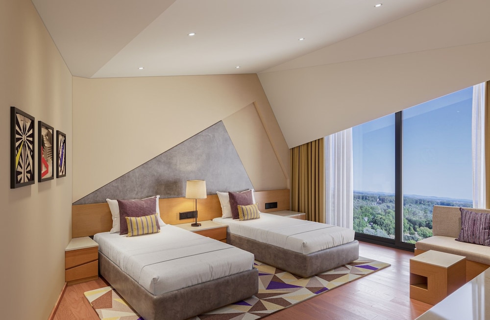 DELUXE, TWIN BEDS, AIRPORT VIEW