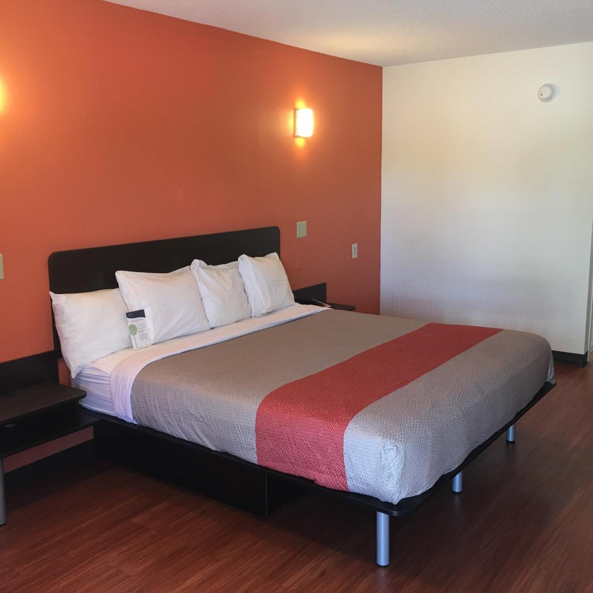 ROOM, KING BED, SMOKING, ACCESSIBLE