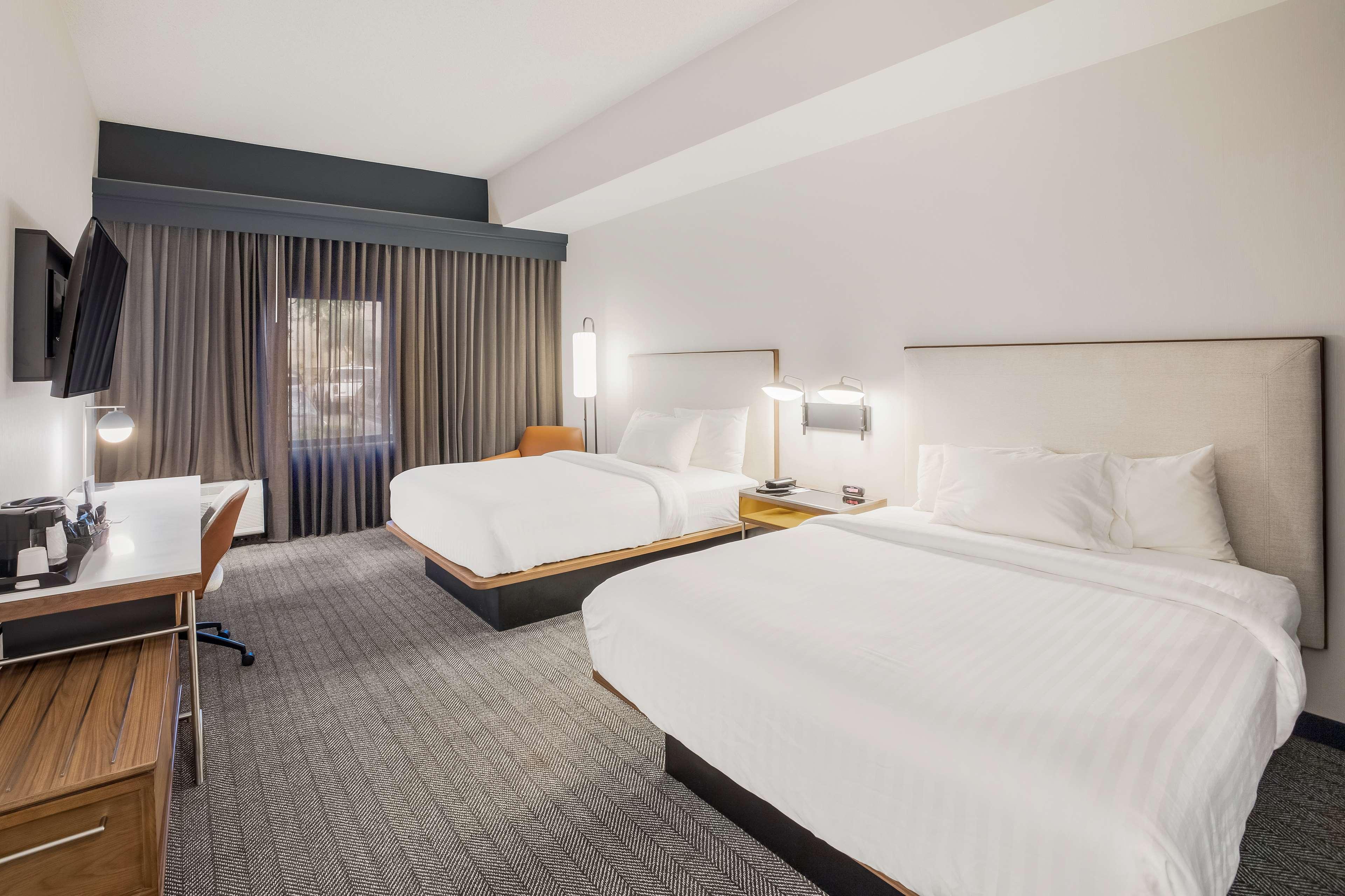 DELUXE, 2 QUEEN BEDS, POOL OR COURTYARD VIEW
