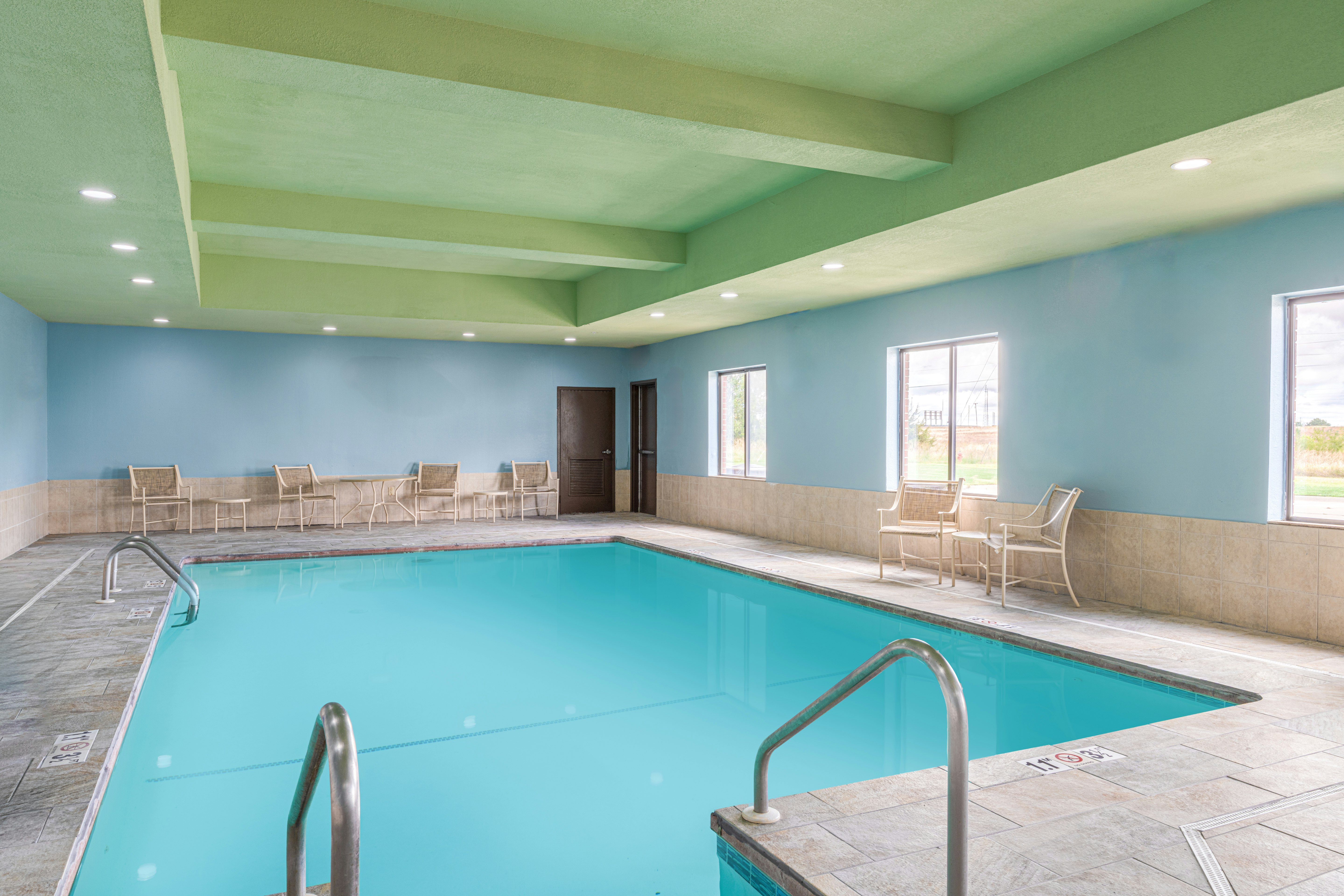 Holiday Inn Express Hotel And Suites Pratt 35/55