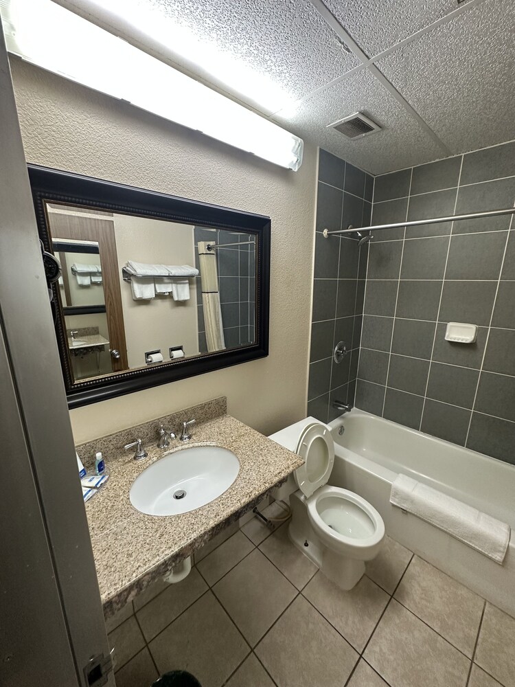 غرفة قياسية بسريرين كوين، Rodeway Inn Zanesville OH 7/7