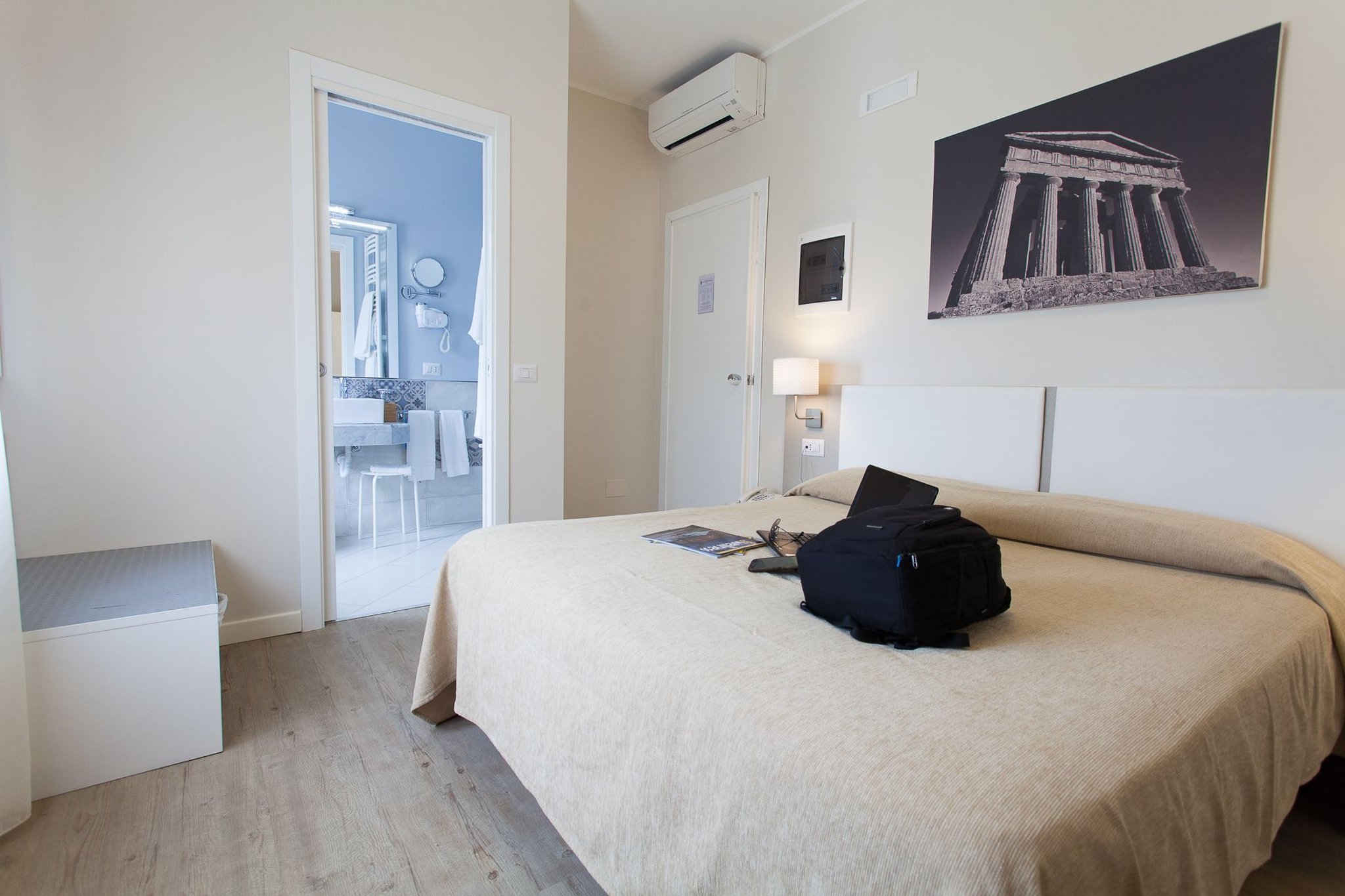 ROOM, SINGLE