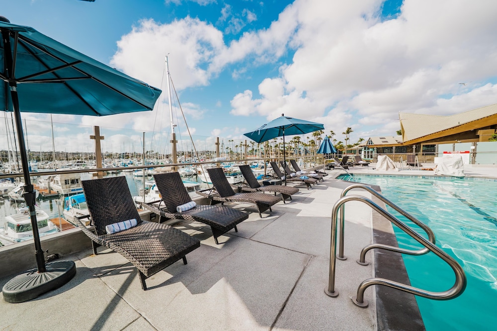 Bay Club Hotel & Marina 38/65