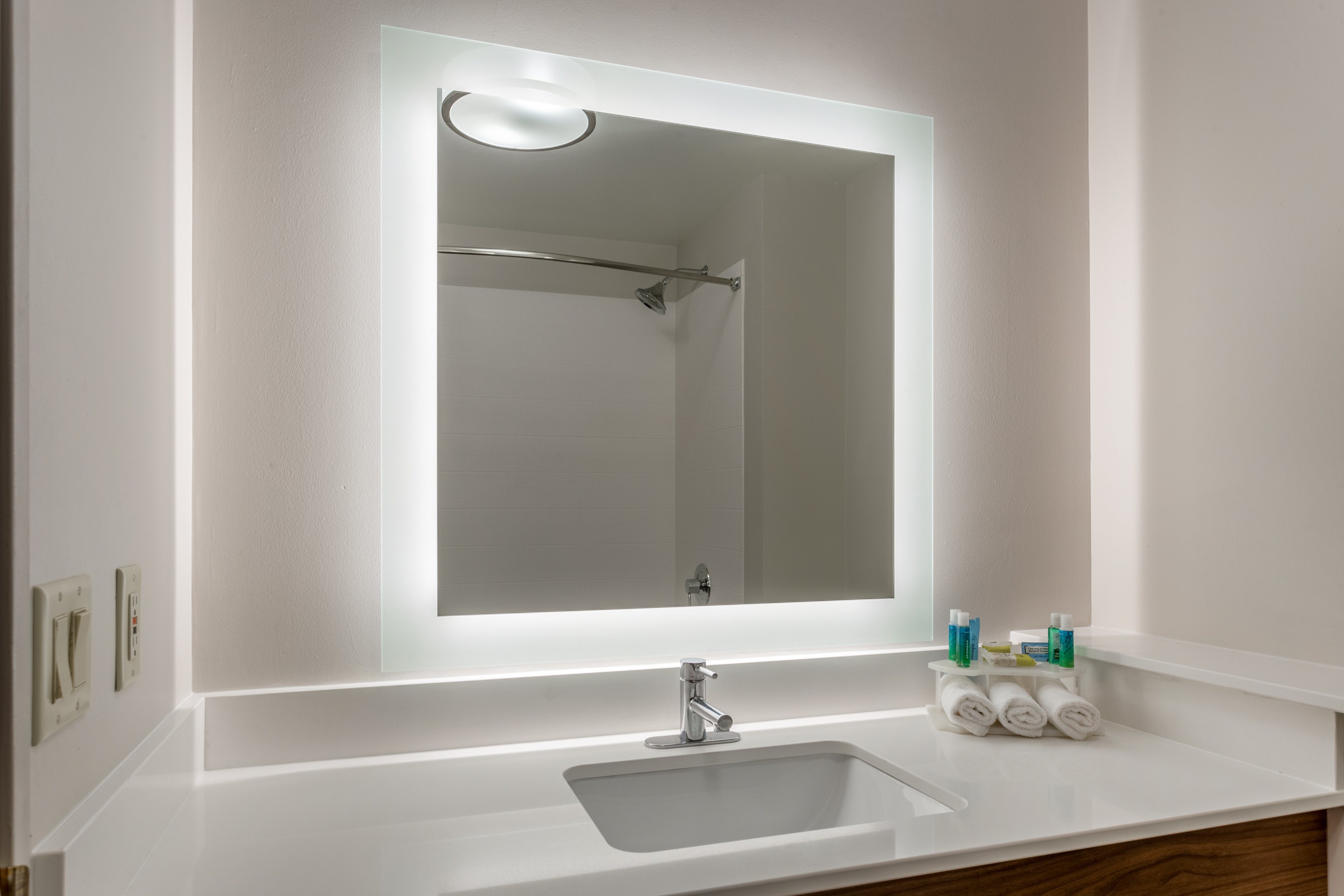 Holiday Inn Express Hotel Suites Burlington 36/39