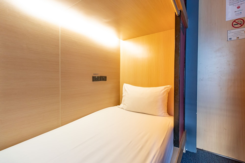 LADIES MIXED DORM, 6 BEDS
