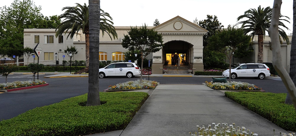 Lions Gate Hotel 2/44