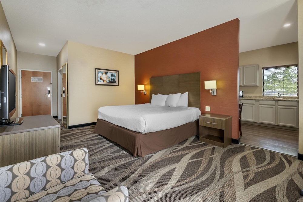 غرفة قياسية بسرير كينج بمطبخ