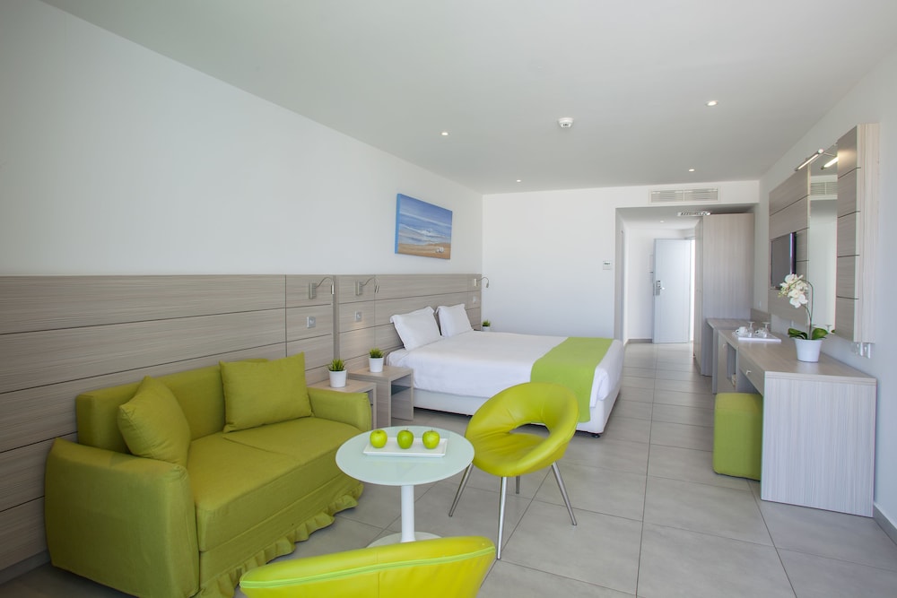 Limanaki Beach Hotel & Suites 26/36