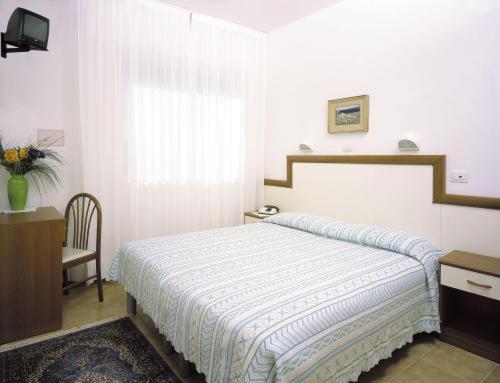 ROOM, DOUBLE BED