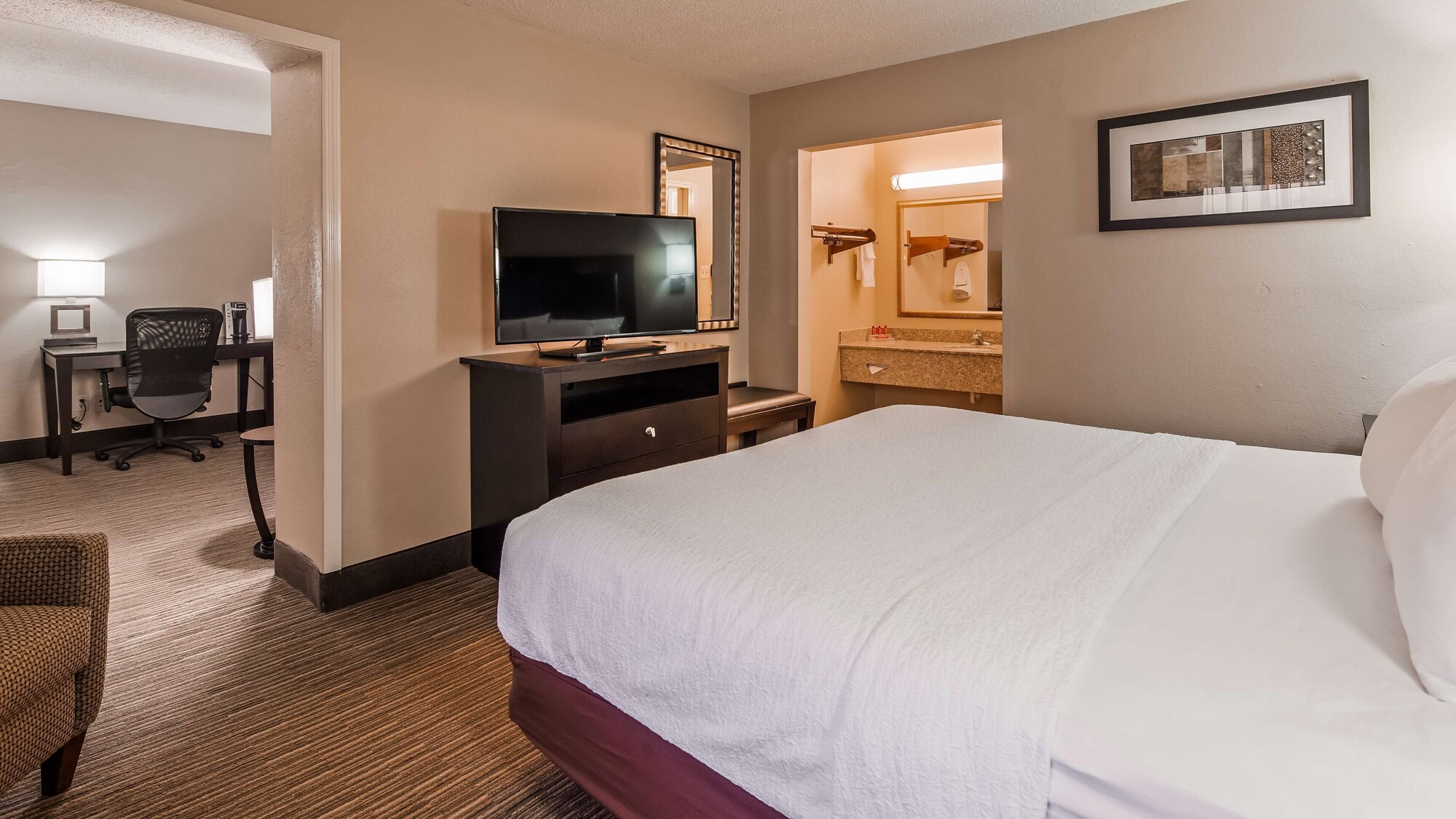 SUITE, KING BED, SOFA