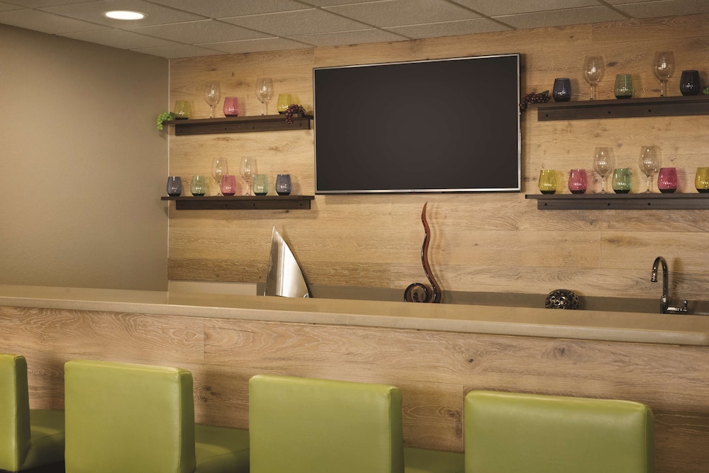 Country Inn and Suites by Radisson Coralville IA 2/26