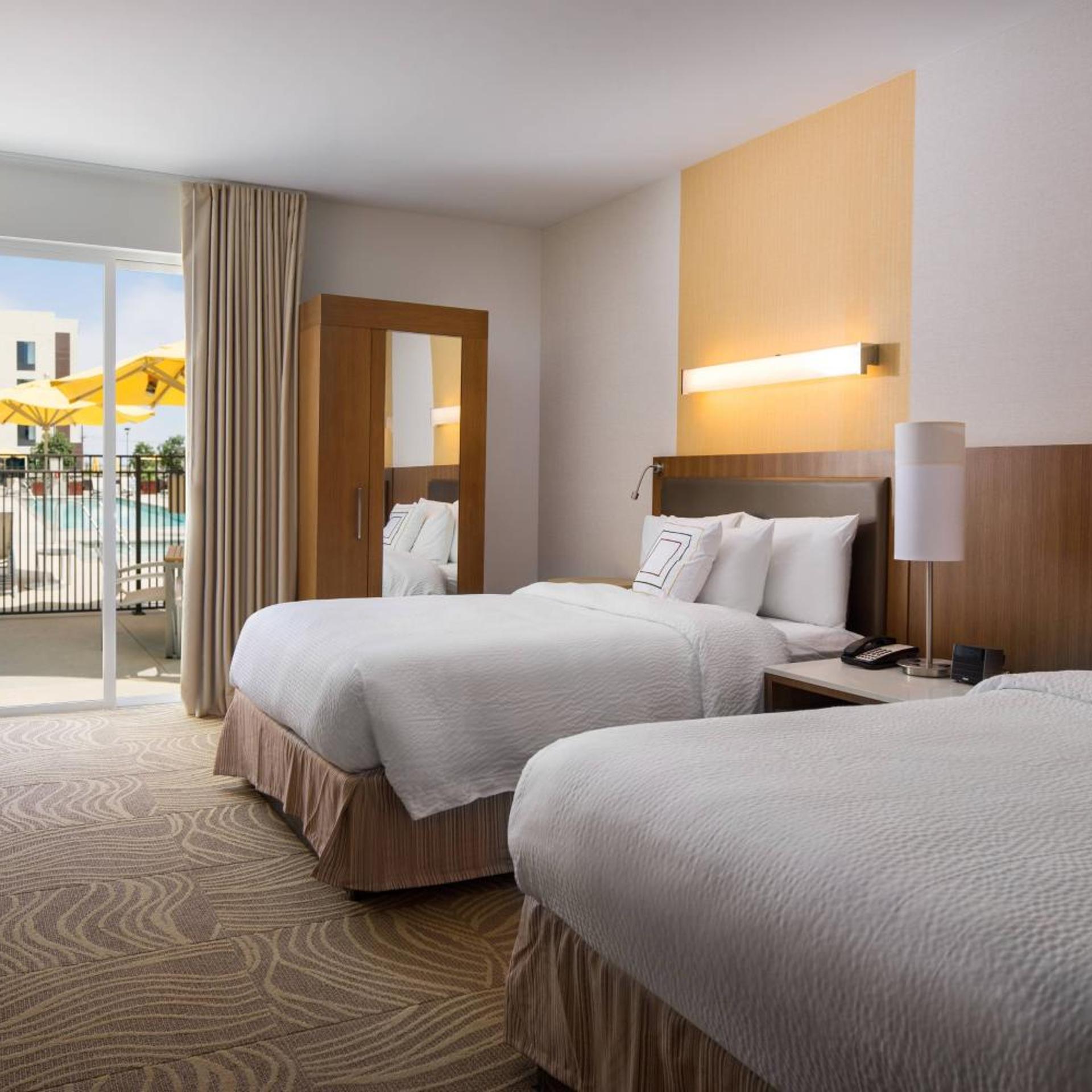 Studio, Queen Bed, Side Pool View, Large